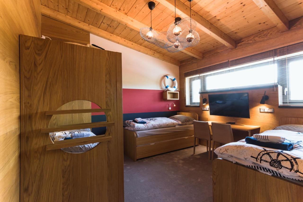 Marina Liptov Pri Liptovskej Mare Hotel Bobrovník Buitenkant foto
