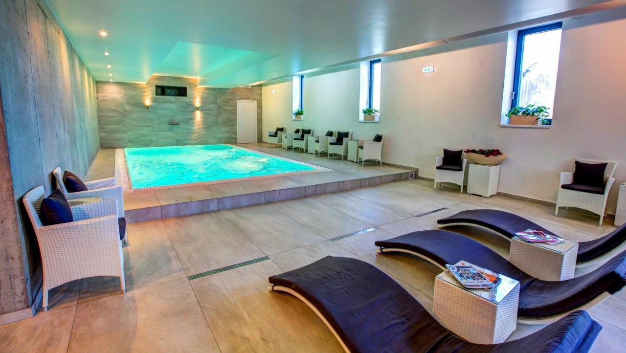 Marina Liptov Pri Liptovskej Mare Hotel Bobrovník Buitenkant foto