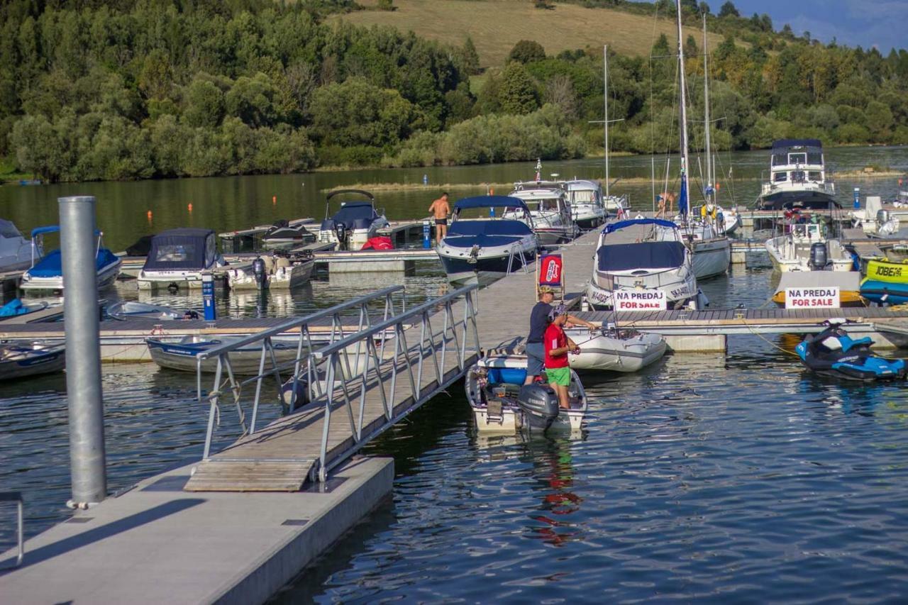 Marina Liptov Pri Liptovskej Mare Hotel Bobrovník Buitenkant foto