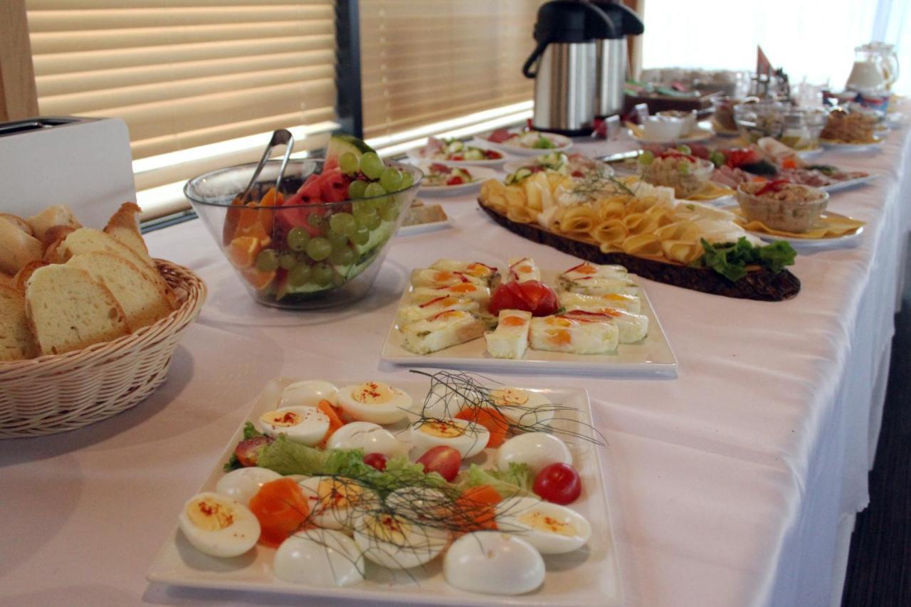 Marina Liptov Pri Liptovskej Mare Hotel Bobrovník Buitenkant foto